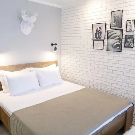 Studio Suite Near Lake With Jacuzzi Sumy Exterior photo